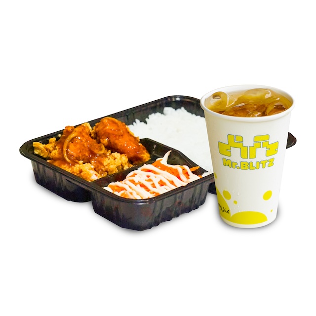 Chicken Bento Oishi dengan nasi, ayam, salad, dan minuman